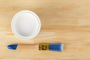 blanco pintar con un cepillo en un de madera antecedentes con textura foto