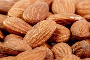 macro almendra nueces en un blanco antecedentes foto