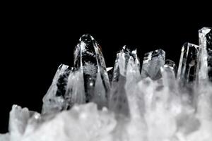 diamantes de imitación de piedra mineral macro en cristales sobre un fondo negro foto