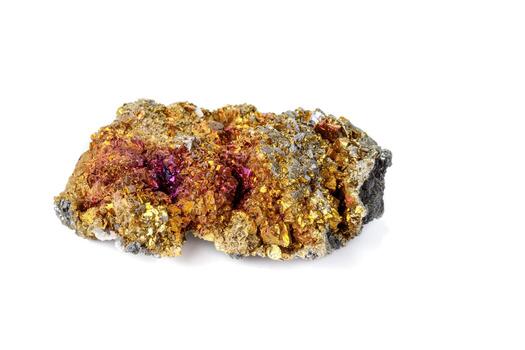 macro mineral Roca calcopirita en un blanco antecedentes foto