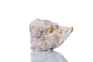 macro mineral Roca wollastonita en un blanco antecedentes foto