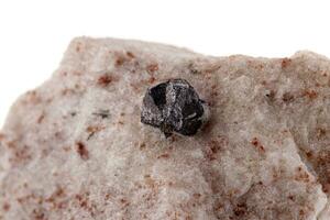 macro mineral Roca casiterita en un blanco antecedentes foto