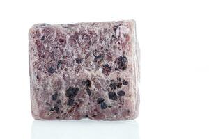 macro mineral Roca rubí en un blanco antecedentes foto