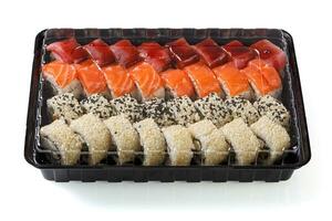 Sushi conjunto en un entrega caja en un blanco antecedentes foto