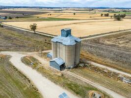 aéreo ver tomado desde un zumbido de grano silos a delungra, nsw, Australia foto