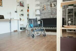 silla de ruedas en enfermería hogar para discapacitado paciente. No personas en el habitación en el privado enfermería hogar. terapia movilidad apoyo mayor y discapacitado caminando invalidez discapacidad recuperación parálisis inválido rehabilitación foto