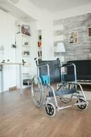 silla de ruedas en cuidado de la salud habitación para pacientes con caminando enfermedad. No paciente en el habitación en el privado enfermería hogar. terapia movilidad apoyo mayor y discapacitado caminando invalidez discapacidad recuperación parálisis inválido rehabilitación foto
