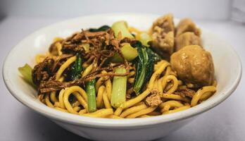 pollo fideos albóndiga o mie ayam bakso. uno de el más popular fideos platos en Indonesia foto