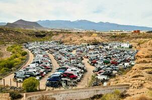 un grande estacionamiento lote lleno de carros foto