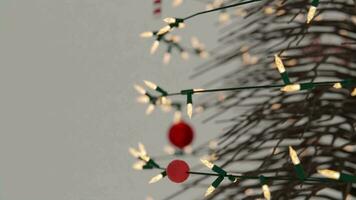 3d animation ,Noël arbre décoration avec lumière, verre Balle et rouge ornements sur Contexte bokeh de côté vacillant lumière ampoules guirlandes pour famille hiver vacances. 4k vidéo boucle Contexte video