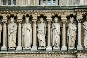 estatuas de hombres en batas en el fuera de de un edificio foto