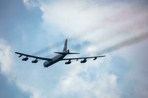 nosotros aire fuerza boeing b-52 estratofortaleza estratégico bombardeo avión a aire base. militar aeronave. aviación industria. mosca y volador. foto