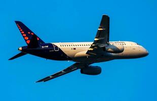 Bruselas aerolíneas sukhoi ssj-100 Super Jet ei-fwf pasajero avión salida y tomar apagado a viena aeropuerto foto