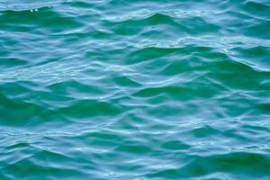 el agua es azul y verde con ondas foto