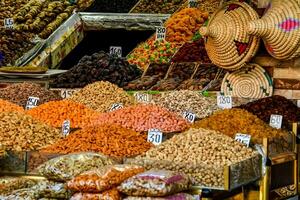 un mercado con un montón de diferente tipos de nueces y seco frutas foto