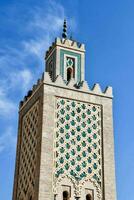 el torre de el mezquita en el ciudad de marrakech foto