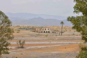 un abandonado edificio en el medio de un Desierto foto