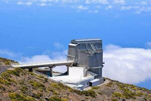 el observatorio es en parte superior de un montaña con vista a el Oceano foto