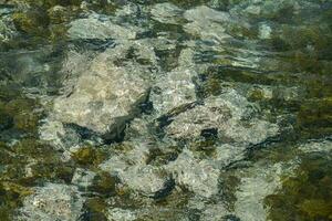 rocas en el agua foto