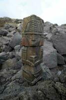 un pequeño estatua sentado en parte superior de rocas foto