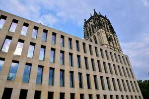 el edificio es hecho de Roca y tiene un torre foto