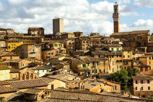 hermosa de colores y medieval calle en el antiguo pueblo de siena, Italia foto