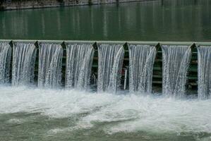 agua desbordante desde el represa foto