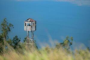 Salvavidas torre en el medio de un prado foto