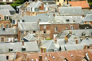 the roofs of a town are shown from above photo