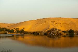 Nilo el mas largo río en África. primario agua fuente de Egipto. paisaje con claro agua río. foto