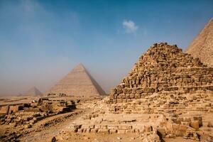 famoso egipcio pirámides de giza. paisaje en Egipto. pirámide en desierto. África. preguntarse de el mundo foto