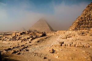 famoso egipcio pirámides de giza. paisaje en Egipto. pirámide en desierto. África. preguntarse de el mundo foto