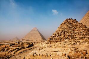 famoso egipcio pirámides de giza. paisaje en Egipto. pirámide en desierto. África. preguntarse de el mundo foto