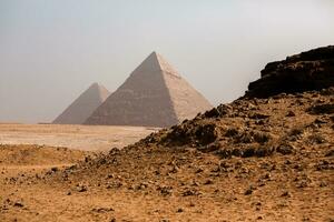 famoso egipcio pirámides de giza. paisaje en Egipto. pirámide en desierto. África. preguntarse de el mundo foto