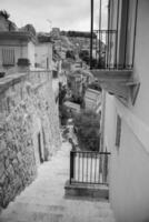 vistoso casas y calles en antiguo medieval pueblo ragusa en Sicilia, Italia. foto