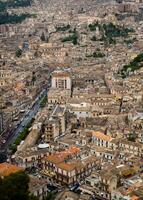 vistoso casas y calles en antiguo medieval pueblo ragusa en Sicilia, Italia. foto