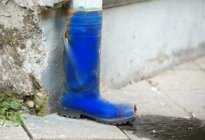 Put on a holey rubber boot on the downpipe to regulate the flow of water. photo