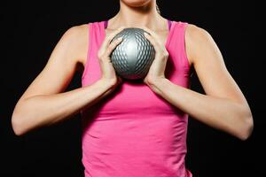 mujer es hacer ejercicio con medicina pelota. foto