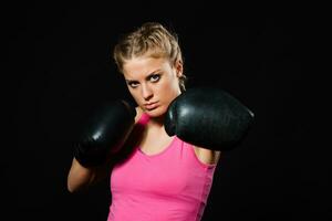 retrato de hermosa determinado mujer con boxeo guantes. foto