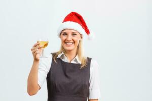 mujer de negocios en Papa Noel sombrero tostadas foto