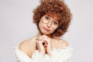 retrato de sonriente joven mujer con afro peinado foto