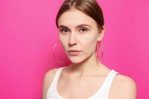 el joven mujer retrato con contento emociones foto