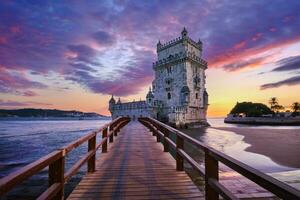 Belem torre en el banco de el tajo río en oscuridad después puesta de sol. Lisboa, Portugal foto