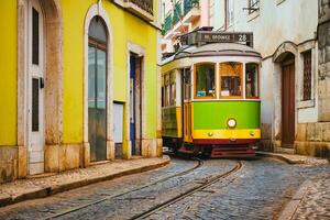 famoso Clásico amarillo tranvía 28 en el estrecho calles de alfama distrito en Lisboa, Portugal foto