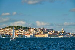 ver de Lisboa ver terminado tajo río con yates y barcos en puesta de sol. Lisboa, Portugal foto