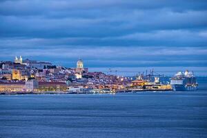 ver de Lisboa ver terminado tajo río con yates y barcos en el noche. Lisboa, Portugal foto