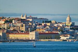 ver de Lisboa ver terminado tajo río con yates y barcos en puesta de sol. Lisboa, Portugal foto