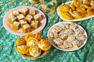 indio diwali dulce comida chandrakala con azúcar gratis seco frutas, mung dal chakki y dulce samosa foto