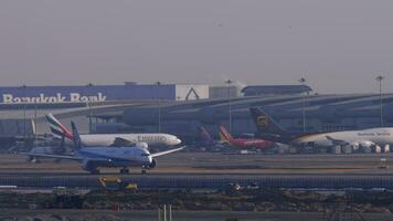 Bangkok, Tailândia janeiro 19, 2023 boeing 787 sonhador, ja900a do todos nipônico vias aéreas aceleração para descolar às Suvarnabhumi aeroporto. passageiro voar partida, lado visualizar. video