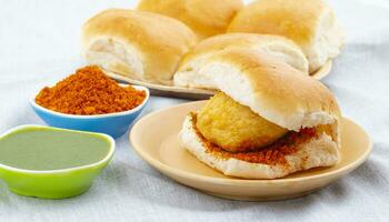 indio famoso calle comida vada pav es un vegetariano rápido comida plato desde Maharashtra foto